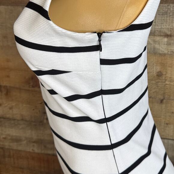 Michael Kors Striped Sleeveless Dress Ruffle Hem White Black Blue Size 4 - Picture 4 of 10